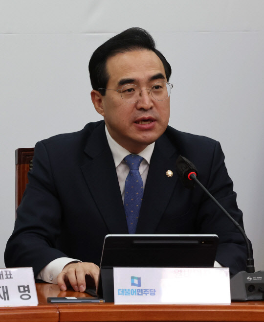 박홍근 더불어민주당 원내대표가 19일 국회에서 열린 최고위원회의에서 발언하고 있다. 연합뉴스.